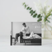 Carte Postale Faire-part Photo moderne en noir et blanc Enregistrez la date (Debout devant)