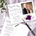 Carte Postale Faire-part Plum Purple Rose Photo & Calendrier Enregistrer la<br><div class="desc">Ce mariage rustique Save the Date est doté d'un élégant design floral aquarelle avec un bouquet de beaux roses peints à la main et des fleurs dans les tons de violet poussiéreux, lavande et prune. Le côté gauche de la carte comporte un calendrier personnalisable avec un coeur autour de votre...</div>