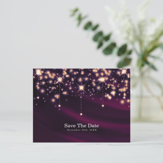 Carte Postale Faire-part Purple Silk & Gold Sparkle Glam Enregistrer la dat (Debout devant)