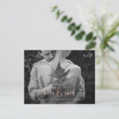 Carte Postale Faire-part Rose Gold Esperluette | Enregistrer la date de la  (Debout devant)