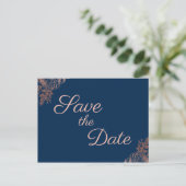 Carte Postale Faire-part Rose Gold Navy Blue Floral Enregistrer la date (Debout devant)