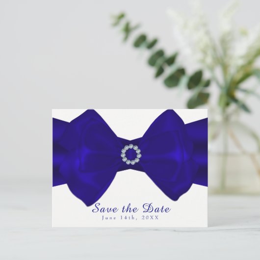 Carte Postale Faire-part Royal Blue Ribbon & Diamonds Enregistrer la date E (Debout devant)
