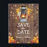 Carte Postale Faire-part Rustic Fall String Lights Automne Enregistrer la d<br><div class="desc">L'automne rustique du pays sauvez les cartes datant d'un arrière - plan de grange en bois,  des feuilles d'automne,  une lanterne éclairée aux bougies,  des lampes à corde et un modèle mariage moderne.</div>