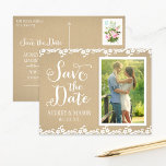 Carte Postale Faire-part Rustic Kraft et dentelle photo du Mariage Enregist<br><div class="desc">Les cartes postales mariages faire-part comportent une photo fiançailles de portrait,  "Save the Date" en script,  un joli dessin de bordure illustré de dentelle blanche fleurie et pointillée,  et un arrière - plan avec un aspect texturé en papier kraft rustique brun. Design à deux côtés.</div>