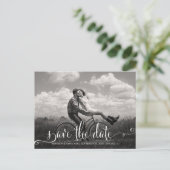 Carte Postale Faire-part Rustic Modern Kraft Enregistrer La Date Photo Cart (Debout devant)