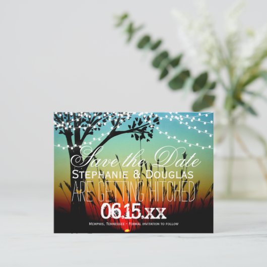 Carte Postale Faire-part Rustic String Lights Sunset Enregistrer la date Ca (Debout devant)