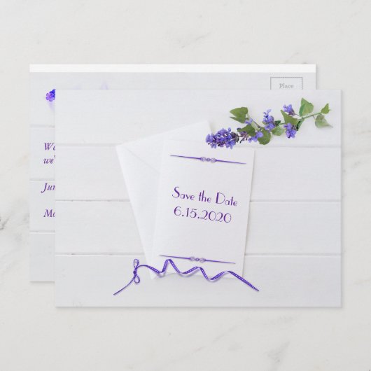 Carte Postale Faire-part Sauvegarder la date avec des fleurs violettes (Devant / Derrière)