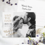 Carte Postale Faire-part Simple Elegant Gold Photo Wedding Enregistrer la d<br><div class="desc">Tout Simplement Chic. Ce mariage élégant et moderne sauvez la date modèle de carte postale a un design propre et frais avec une partie semi-transparente sur la gauche pour votre texte, prêtant une sensation de flux. Pour ajouter à cet effet, en fonction de la longueur de vos prénoms, un ou...</div>