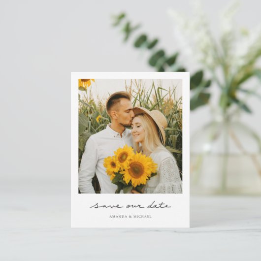 Carte Postale Faire-part Simple Modern Script Photo Enregistrer le Mariage (Debout devant)