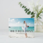 Carte Postale Faire-part Stylish Modern Typography Photo Enregistrer la dat (Debout devant)