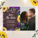 Carte Postale Faire-part Tournesol Violet Floral Frontière Photo Enregistre<br><div class="desc">Ces cartes de dattes présentent un tournesol rustique et un design rose violet avec arrière - plan en bois et lampes à cordes. Personnalisez-les avec votre photo et votre texte. Ce modèle fonctionne le mieux avec les photos au format portrait. Papier à lettres mariage correspondant également disponible.</div>