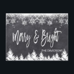 Carte Postale Faire-part Typographie rustique du joyeux et du tableau de bo<br><div class="desc">Design élégant,  avec une élégante typographie moderne "Merry and Bright",  sur un arrière - plan en damier avec des flocons de neige et des arbres. Utilisez l'outil Personnaliser pour ajouter vos informations,  message. D'autres idées dans ma collection de photos de Noël.</div>