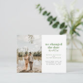 Carte Postale Faire-part Vert de mousse Nous avons changé la date mais n'av (Debout devant)