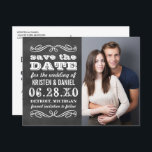 Carte Postale Faire-part Vintage Black Chalkboard Photo Enregistrer la date<br><div class="desc">Annoncez votre mariage en style avec ces photos vintages chic enregistrer les cartes postales de date! Caractéristiques de la typographie mixte blanche et élégante touche de design de défilement sur un tableau noir arrière - plan texturé. Personnalisez avec votre texte personnalisé (avant et arrière) et votre photo fiançailles préférée. Jeu...</div>