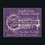 Carte Postale Faire-part Vintage Purple Chalkboard Enregistrer La Date<br><div class="desc">Décor de style vintage avec un arrière - plan en damier violet. Utilisez ce Save The Date pour les mariages, diplômes, douches, sweet sixteen, quinceañera, batte mitvah, anniversaire, anniversaires, collecte de fonds, évènement caritatif et autres occasions. La couleur Arrière - plan peut être changée pour s'adapter à votre propre jeu...</div>