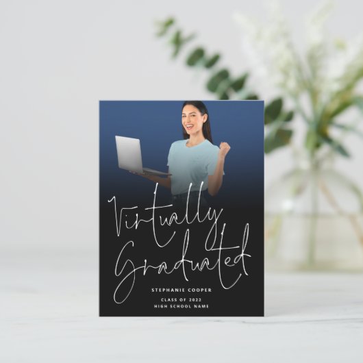 Carte Postale Faire-part Virtually Graduated Photo 2022 Diplômé Noir (Debout devant)