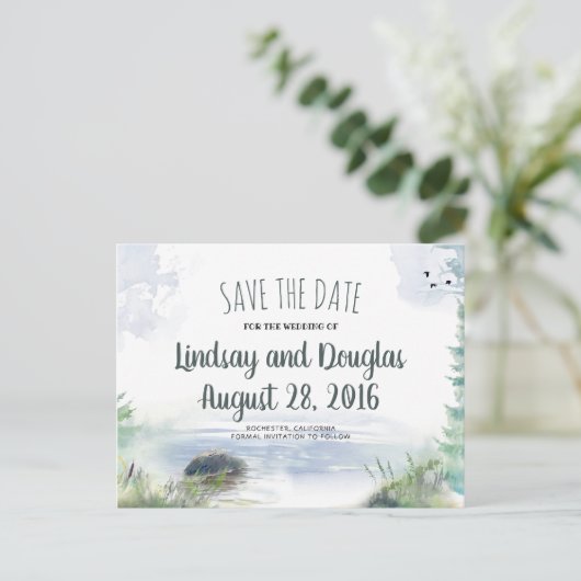 Carte Postale Faire-part Woodsy Mountains Lake Adventure Enregistrer la dat (Debout devant)