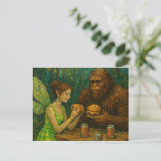 Carte Postale Fairy and Sasquatch Manger Cheeseburgers (Debout devant)