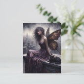 Carte Postale Fairy et son chat noir surplombent la ville (Debout devant)
