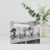 Carte Postale Faisons de la science - Photo Vintage (Debout devant)