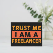Carte Postale Faites-moi confiance Je suis freelancer (Debout devant)