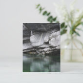 Carte Postale Falaise rocheuse arrondie par la rivière Verzasca (Debout devant)