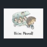 Carte Postale Famille de Hérisson mignon Nous avons déménagé<br><div class="desc">Vous cherchez un moyen facile de faire savoir à vos amis et à votre famille que vous avez déménagé? Qu'est-ce qui pourrait être plus mignon qu'un hérisson sur un vélo remorquant un carton d'oeufs rempli de cinq petits hérisses ? ? Texte personnalisable</div>