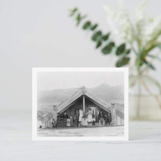 Carte Postale Famille Maori à la maison PhotographieNouvelle-Zél (Debout devant)