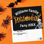 Carte Postale Famille personnalisée Halloween Parti annuel Skele<br><div class="desc">Carte postale d'invitation à la fête d'Halloween personnalisée par un cool,  avec un squelette déplaisant accroché au-dessus du texte éffrayant orange et noir et un Jack-o'-lantern impressionnant. Customisez avec vos informations de base pour tous vos invités.</div>