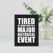 Carte Postale Fatigué De Faire Partie D'Un Événement Historique (Debout devant)