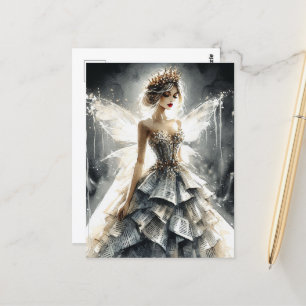 Carte Postale Fée dans un défilé de mode habillé de journaux