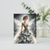 Carte Postale Fée dans un défilé de mode habillé de journaux (Debout devant)