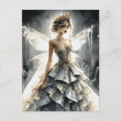 Carte Postale Fée dans un défilé de mode habillé de journaux (Devant)