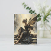 Carte Postale Fée dans une robe noire et or assise sur un escali (Debout devant)