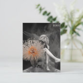 Carte Postale Fée derrière les fleurs (Debout devant)
