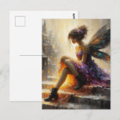 Carte Postale Fée en robe violette assise sur les escaliers de l (Devant / Derrière)