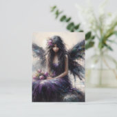 Carte Postale Fée en robe violette assise sur une falaise en bor (Debout devant)