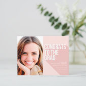 Carte Postale Félicitations ombre longue au diplômé rose pâle (Debout devant)