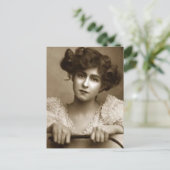 Carte postale féminine vintage (Debout devant)