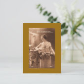 Carte postale féminine vintage (Debout devant)
