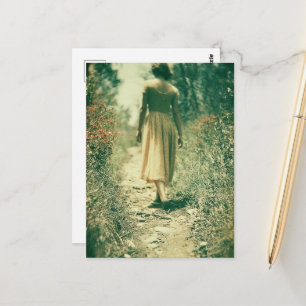 Carte Postale Femme Abstraite Marchant à Travers des Fleurs Sauv