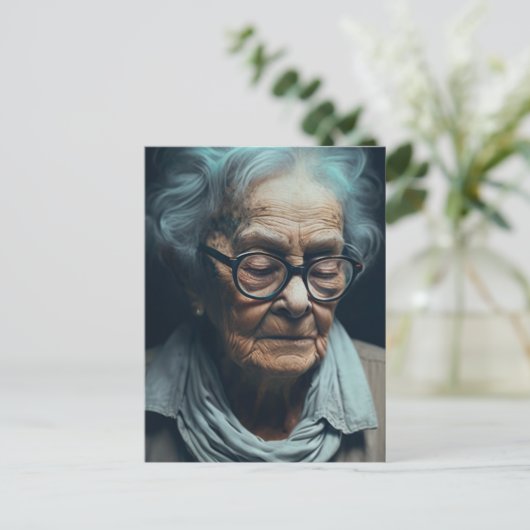 Carte postale femme âgée (Debout devant)