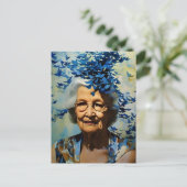 Carte Postale Femme âgée et papillons bleus (Debout devant)