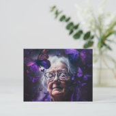 Carte Postale Femme âgée et papillons pourpres (Debout devant)
