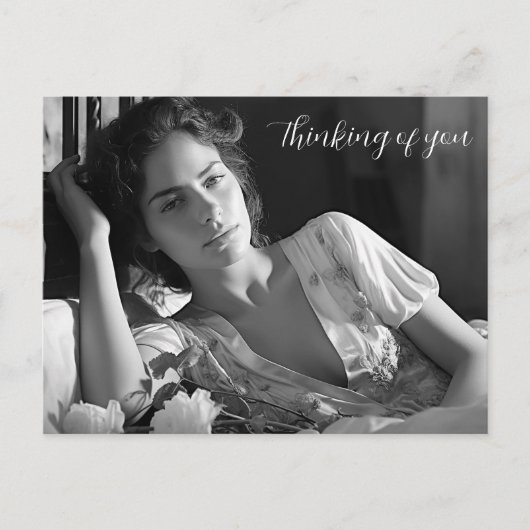 Carte Postale Femme allongée dans le lit B&W photo (Devant)