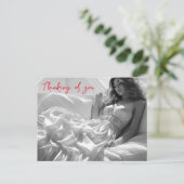 Carte Postale Femme allongée sur des feuilles de soie blanche B& (Debout devant)