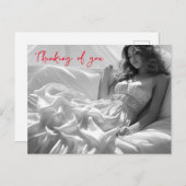 Carte Postale Femme allongée sur des feuilles de soie blanche B& (Devant / Derrière)