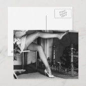 Carte Postale Femme assise au coin du feu B&W (Devant / Derrière)