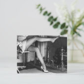 Carte Postale Femme assise au coin du feu B&W (Debout devant)