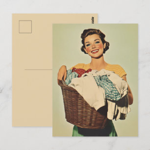 Carte Postale Femme au foyer souriante avec panier de blanchisse